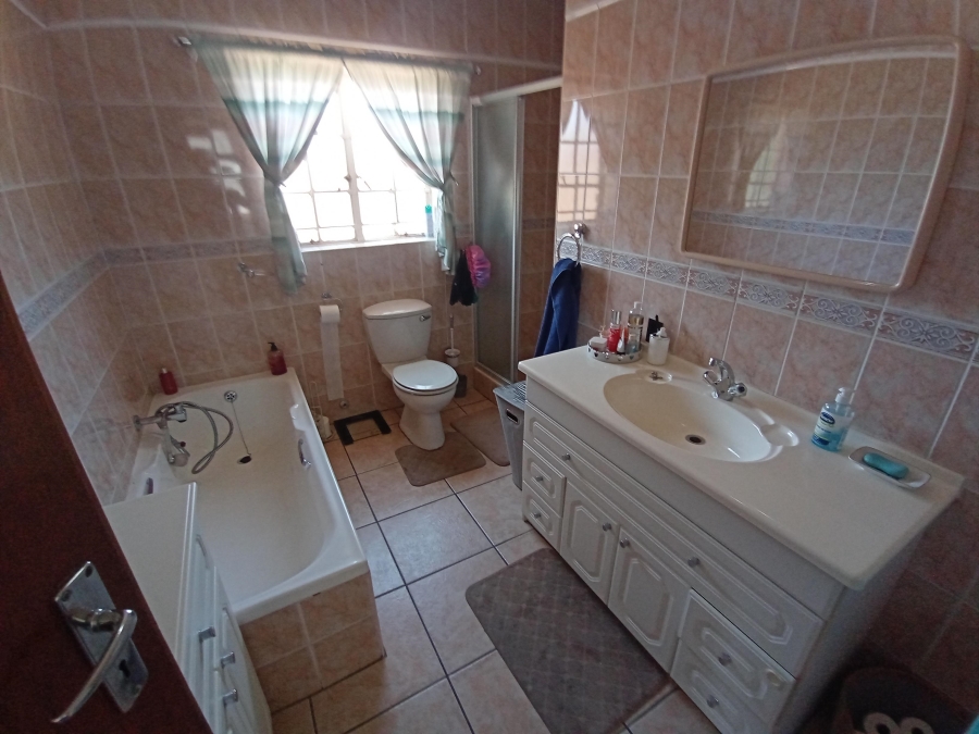 4 Bedroom Property for Sale in Bassonia Gauteng