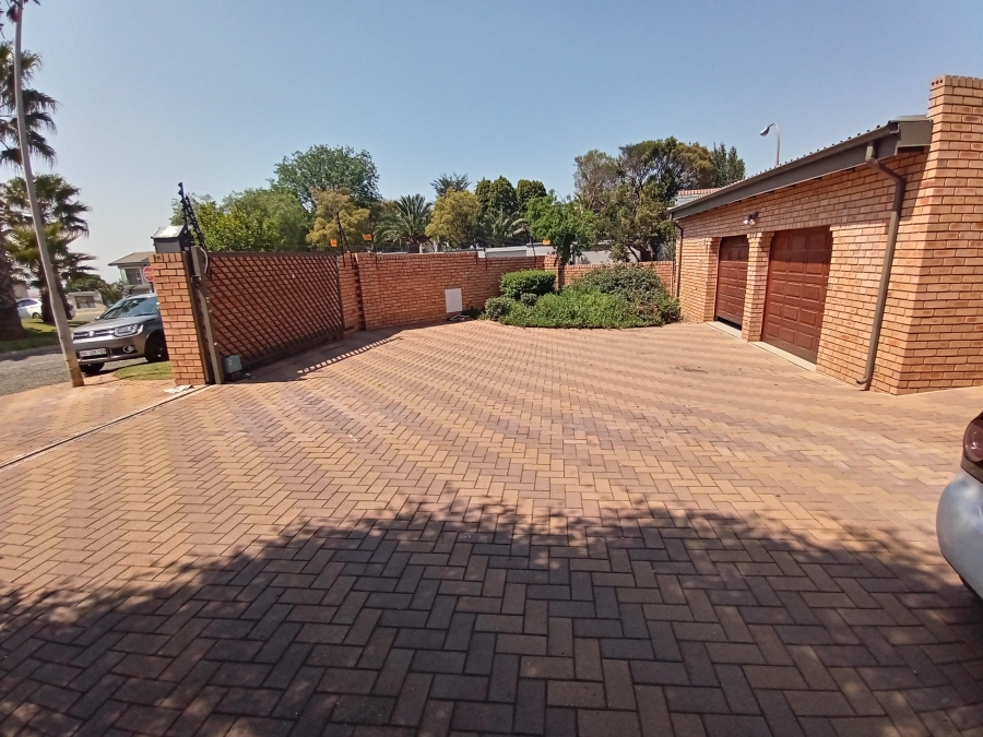 5 Bedroom Property for Sale in Glenvista Gauteng