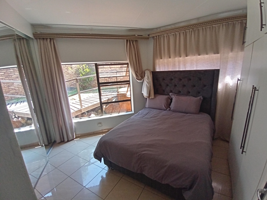 5 Bedroom Property for Sale in Glenvista Gauteng