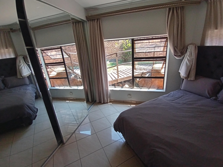 5 Bedroom Property for Sale in Glenvista Gauteng