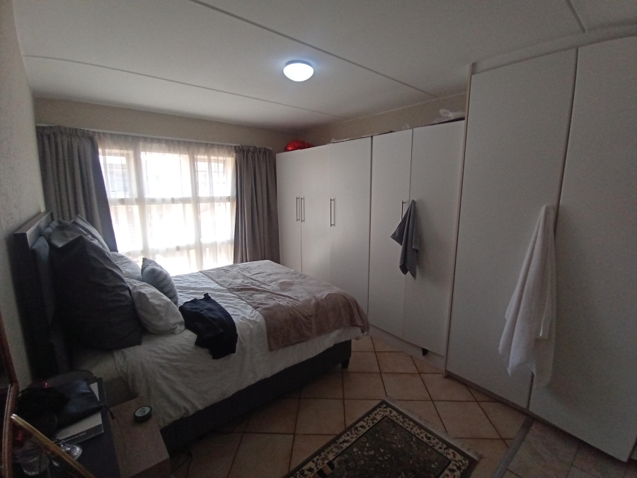 1 Bedroom Property for Sale in Mondeor Gauteng