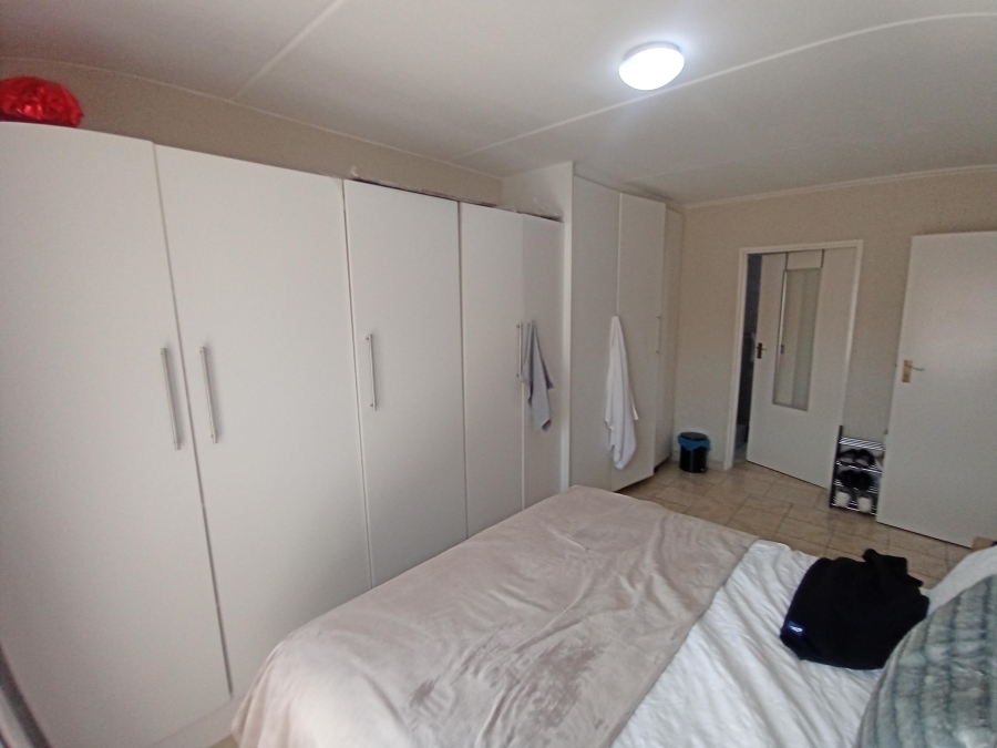 1 Bedroom Property for Sale in Mondeor Gauteng