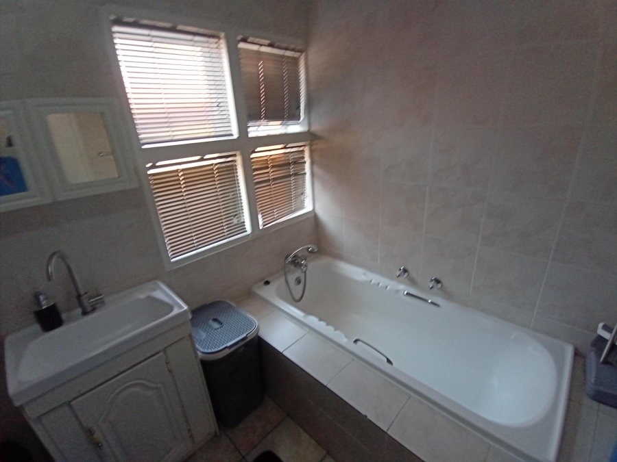 1 Bedroom Property for Sale in Mondeor Gauteng