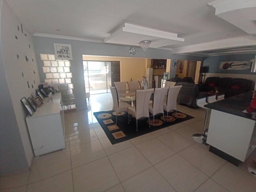 4 Bedroom Property for Sale in Mulbarton Gauteng