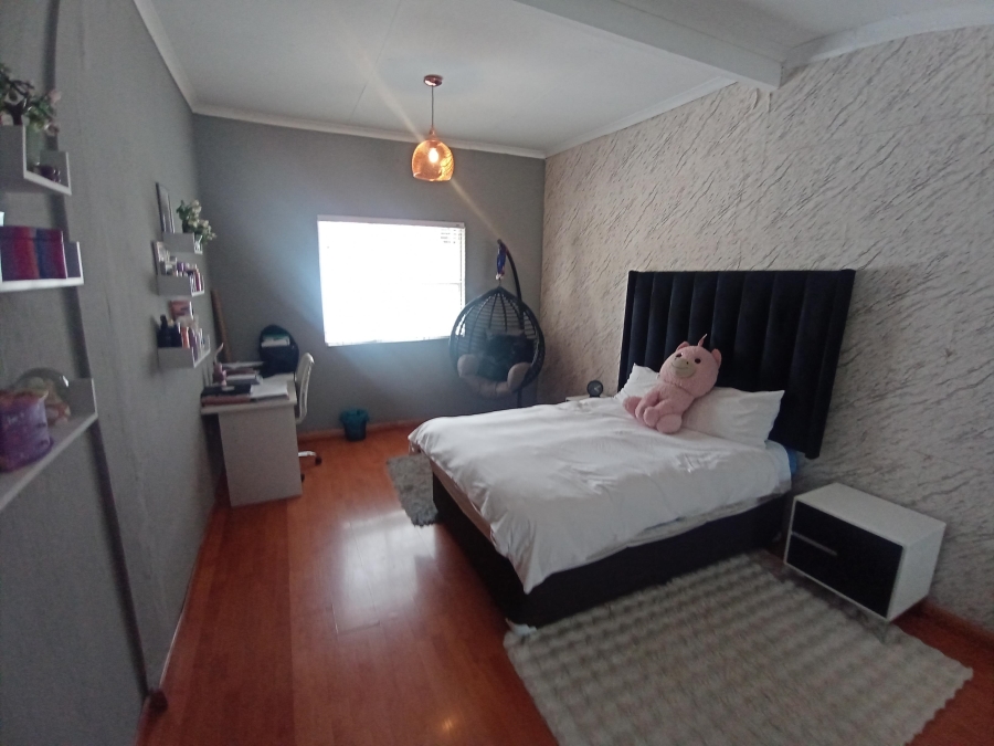 4 Bedroom Property for Sale in Glenvista Gauteng