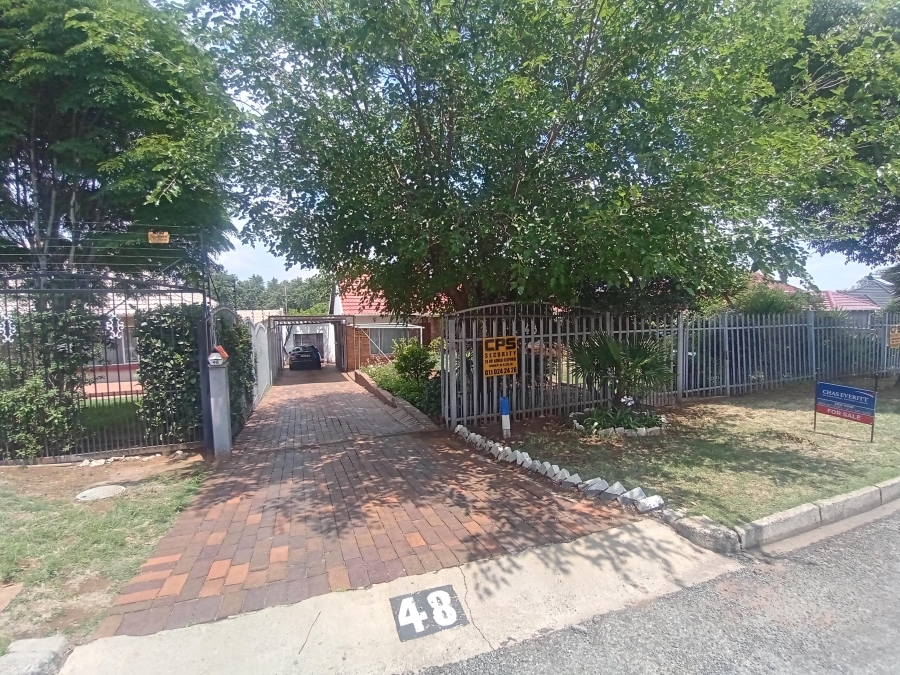 4 Bedroom Property for Sale in Linmeyer Gauteng