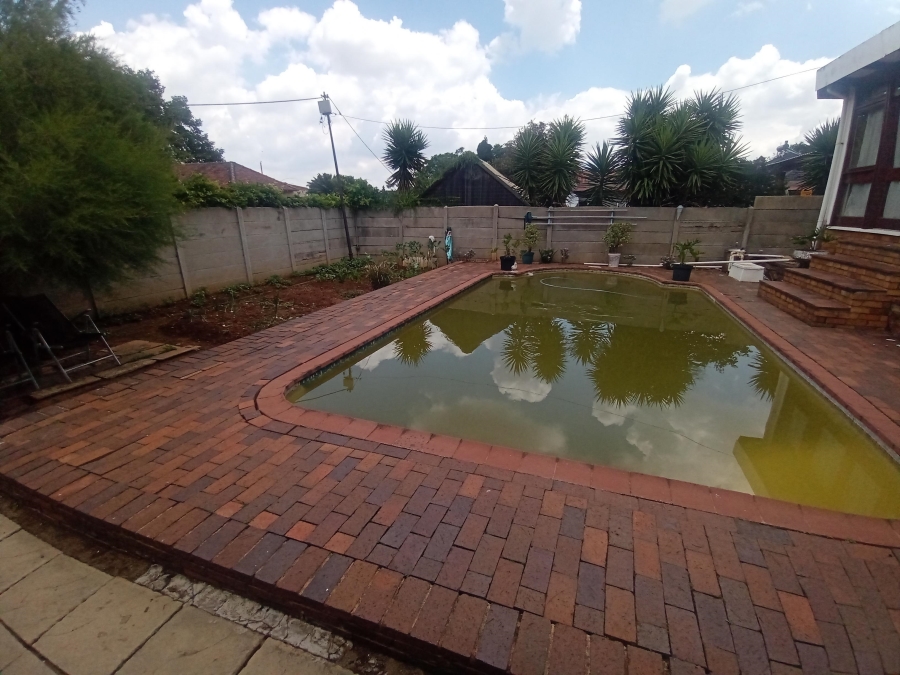 4 Bedroom Property for Sale in Linmeyer Gauteng