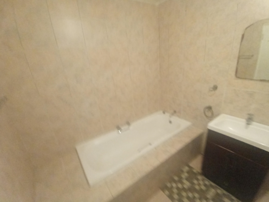 2 Bedroom Property for Sale in Mondeor Gauteng