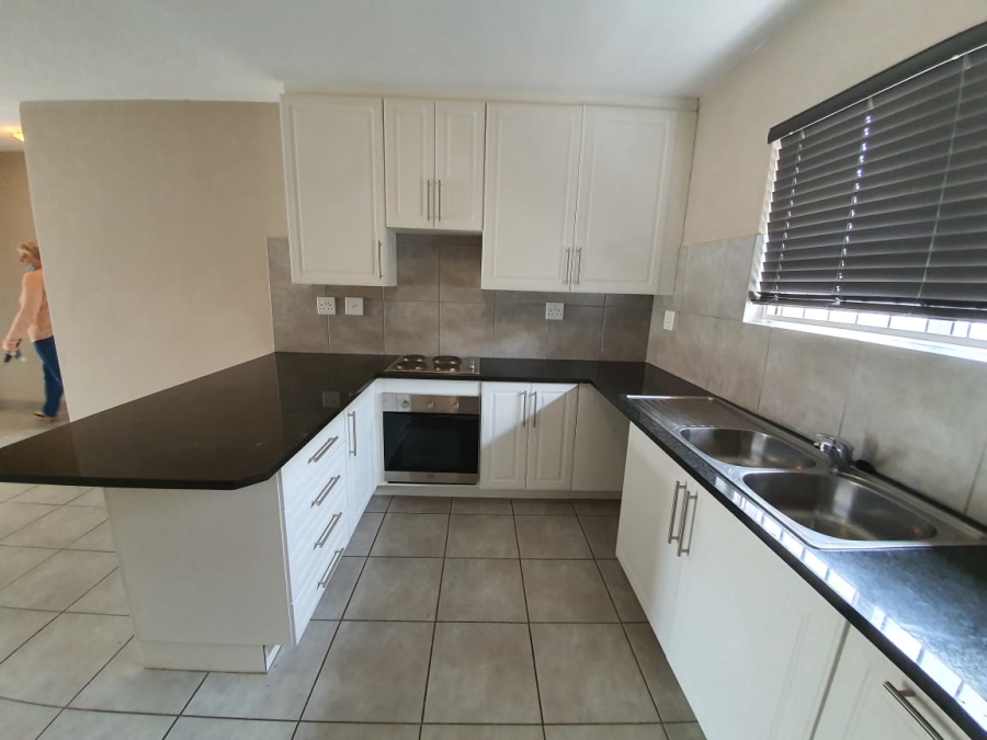 To Let 2 Bedroom Property for Rent in Die Hoewes Gauteng