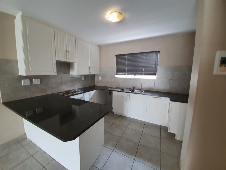 To Let 2 Bedroom Property for Rent in Die Hoewes Gauteng