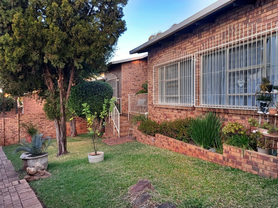 3 Bedroom Property for Sale in La Montagne Gauteng