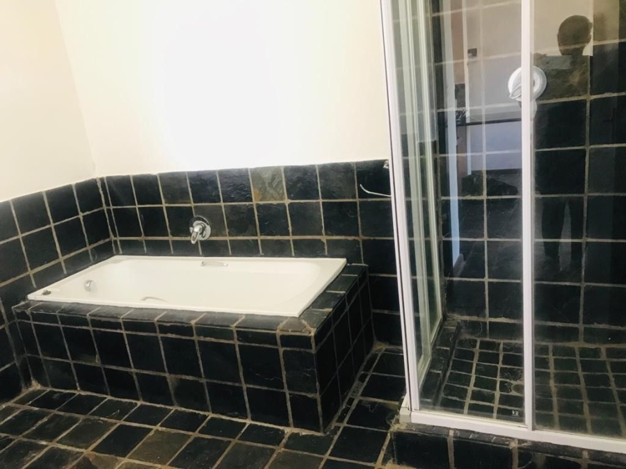 1 Bedroom Property for Sale in Noordwyk Gauteng