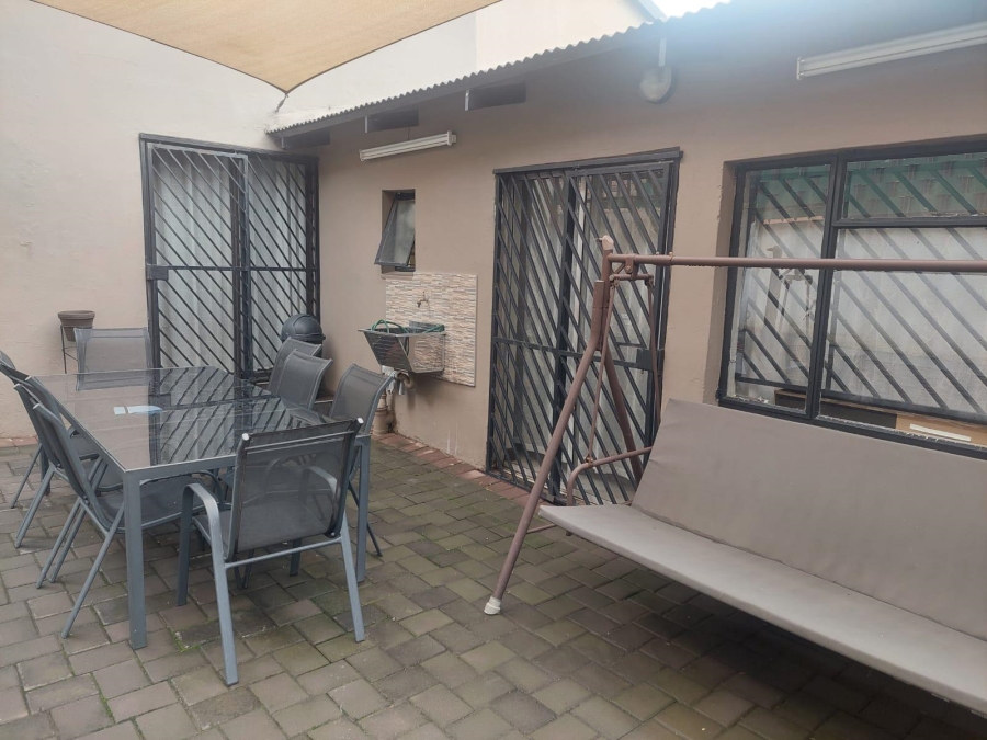 6 Bedroom Property for Sale in Laudium Ext 1 Gauteng