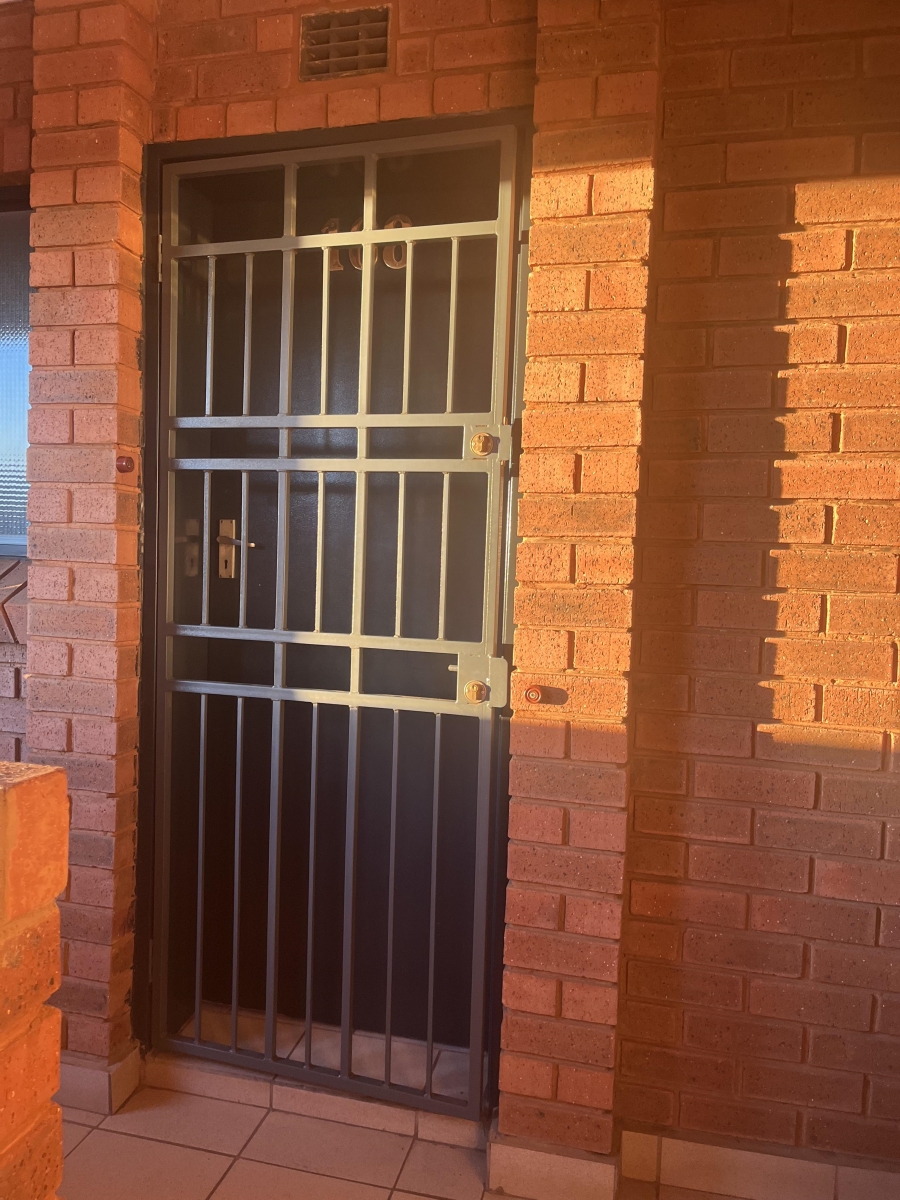 2 Bedroom Property for Sale in Olympus Heights Estate Gauteng