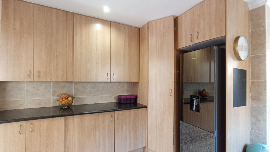 5 Bedroom Property for Sale in Beverley Gauteng