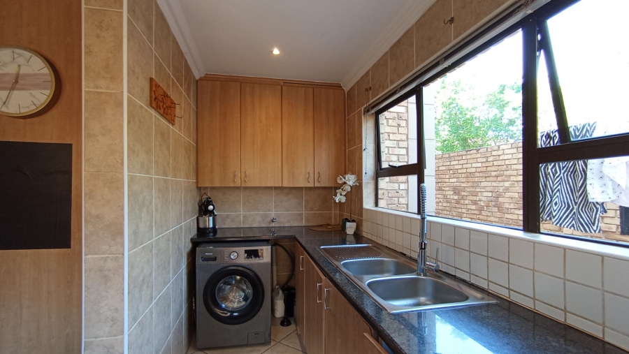 5 Bedroom Property for Sale in Beverley Gauteng