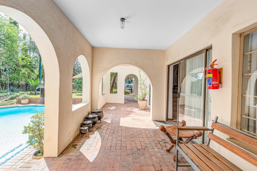 6 Bedroom Property for Sale in Magaliessig Gauteng