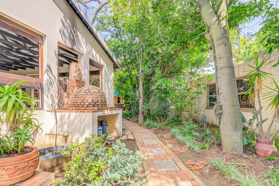 6 Bedroom Property for Sale in Magaliessig Gauteng