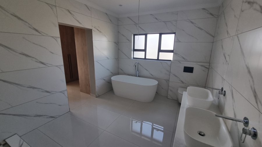 6 Bedroom Property for Sale in Silverwoods Country Estate Gauteng