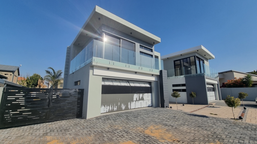 6 Bedroom Property for Sale in Silverwoods Country Estate Gauteng