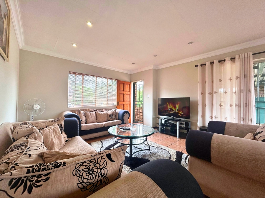 3 Bedroom Property for Sale in Die Hoewes Gauteng