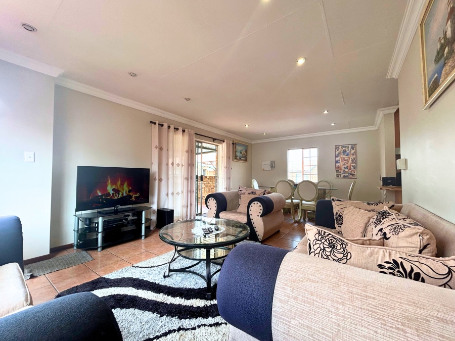 3 Bedroom Property for Sale in Die Hoewes Gauteng