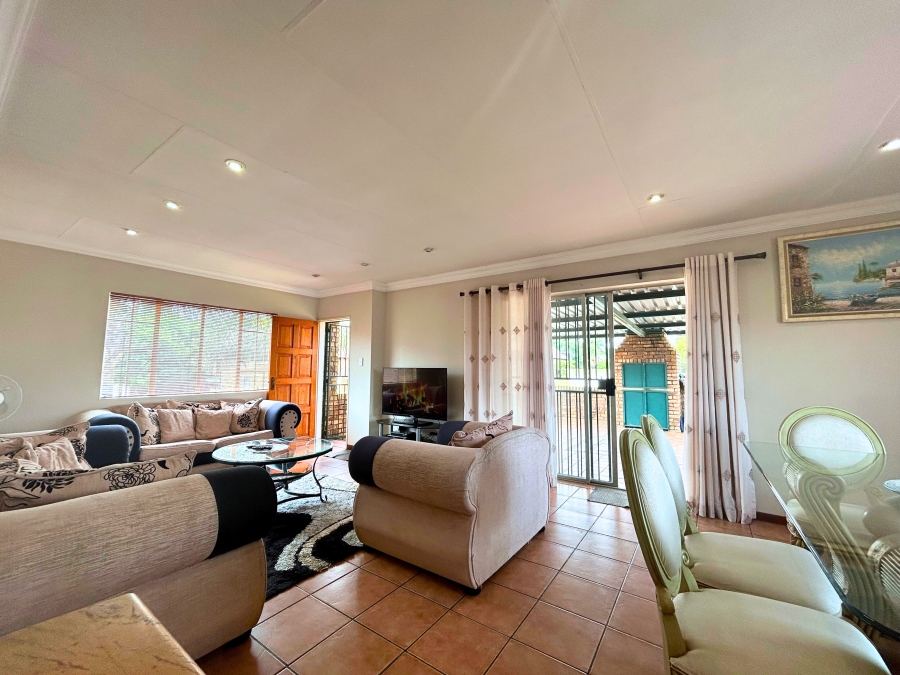 3 Bedroom Property for Sale in Die Hoewes Gauteng