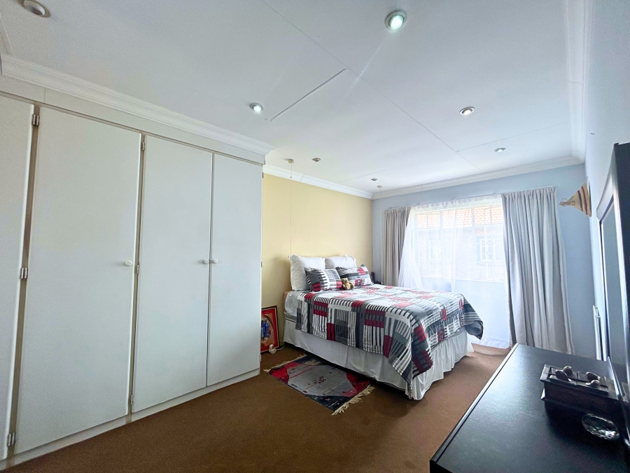 3 Bedroom Property for Sale in Die Hoewes Gauteng