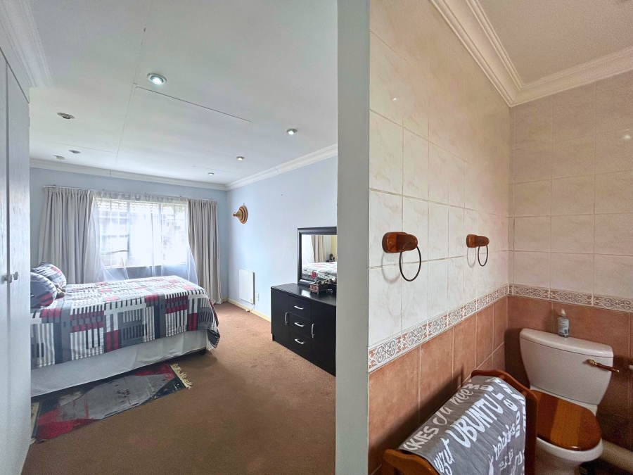 3 Bedroom Property for Sale in Die Hoewes Gauteng