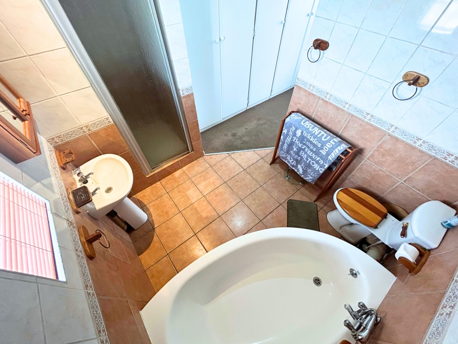 3 Bedroom Property for Sale in Die Hoewes Gauteng