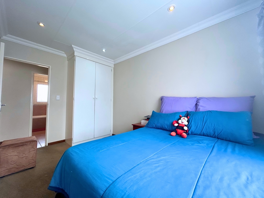 3 Bedroom Property for Sale in Die Hoewes Gauteng