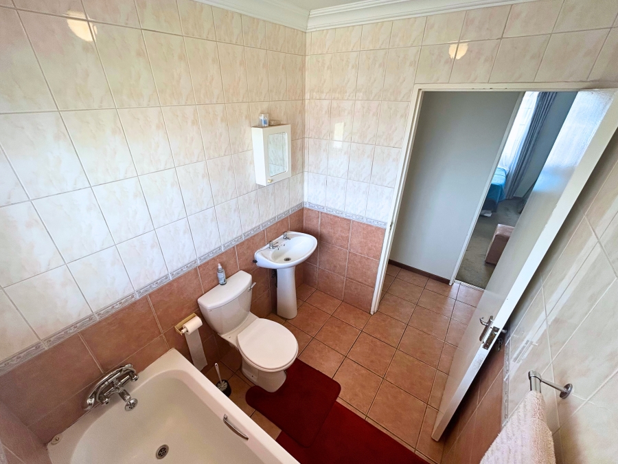 3 Bedroom Property for Sale in Die Hoewes Gauteng