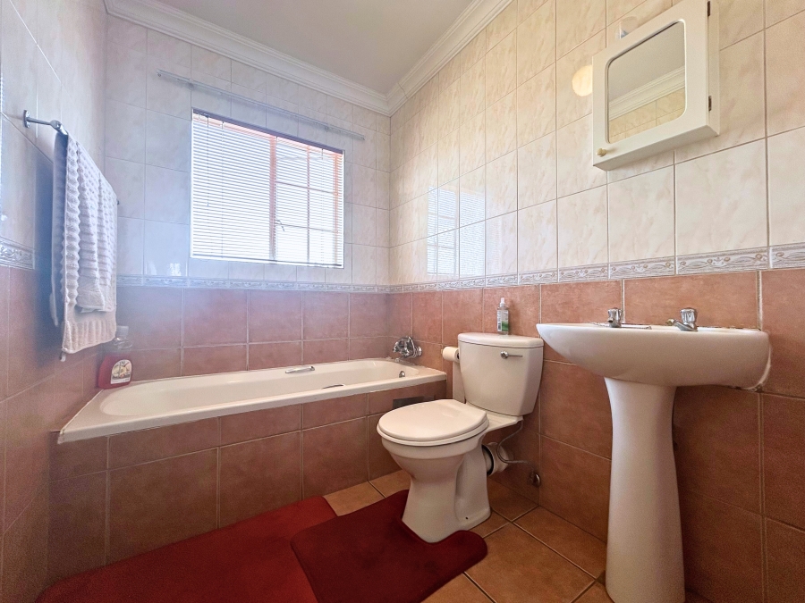 3 Bedroom Property for Sale in Die Hoewes Gauteng