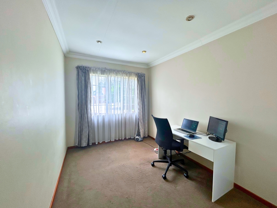 3 Bedroom Property for Sale in Die Hoewes Gauteng