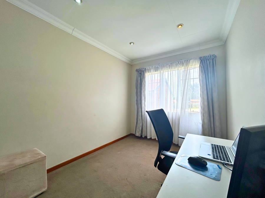 3 Bedroom Property for Sale in Die Hoewes Gauteng