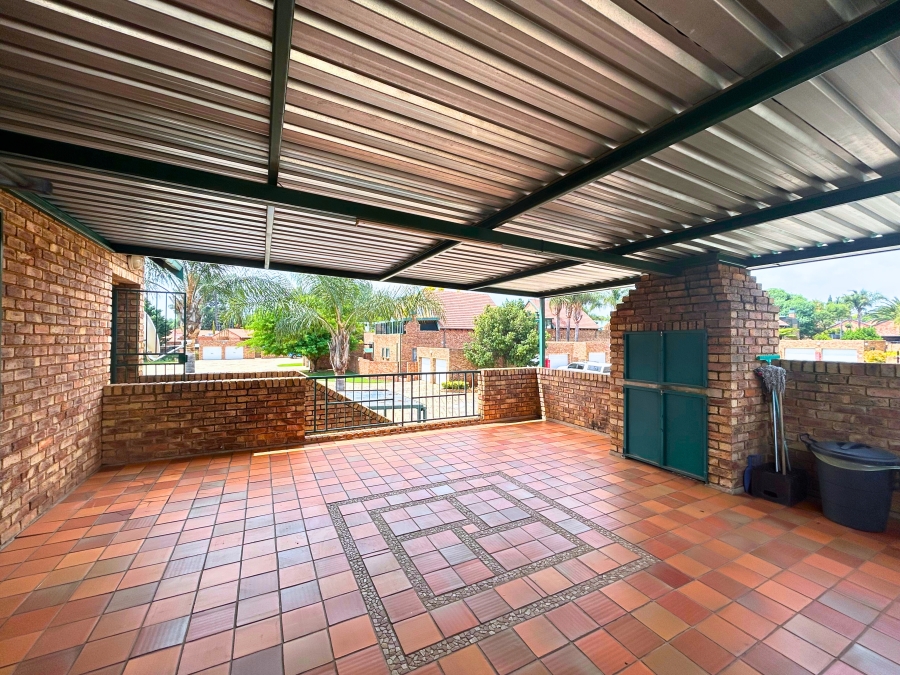 3 Bedroom Property for Sale in Die Hoewes Gauteng