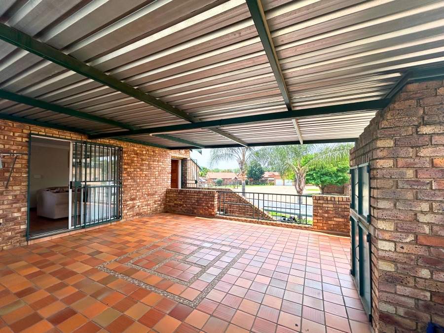 3 Bedroom Property for Sale in Die Hoewes Gauteng