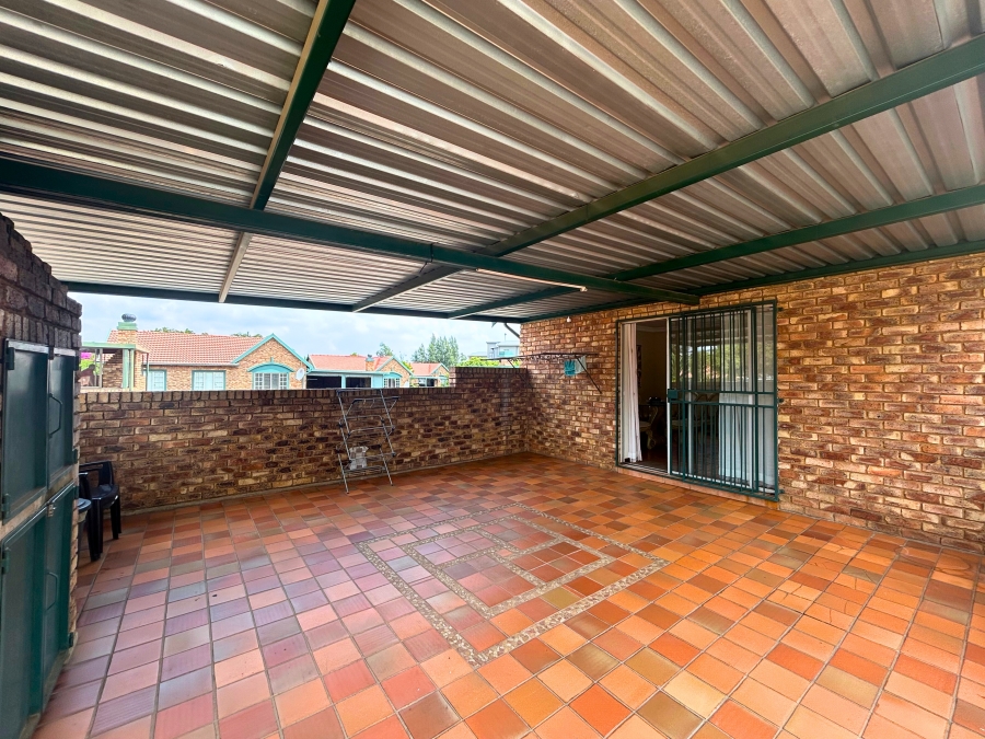 3 Bedroom Property for Sale in Die Hoewes Gauteng