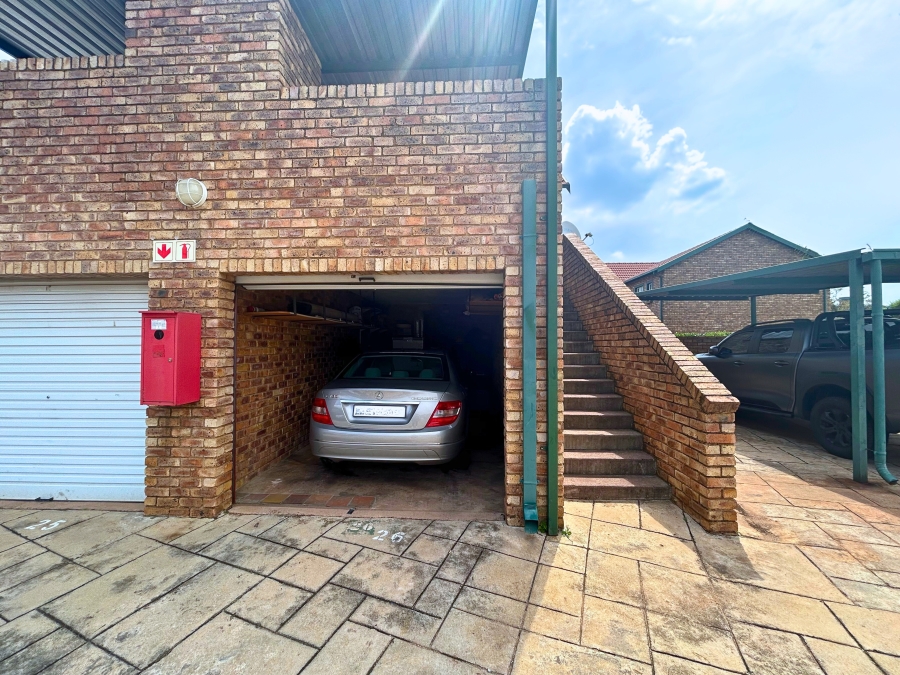 3 Bedroom Property for Sale in Die Hoewes Gauteng