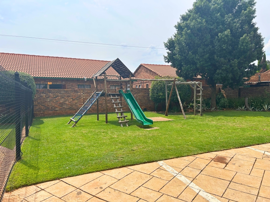3 Bedroom Property for Sale in Die Hoewes Gauteng