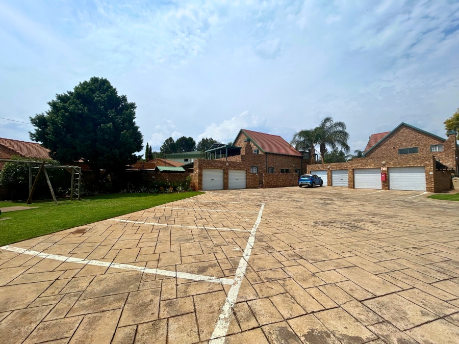 3 Bedroom Property for Sale in Die Hoewes Gauteng