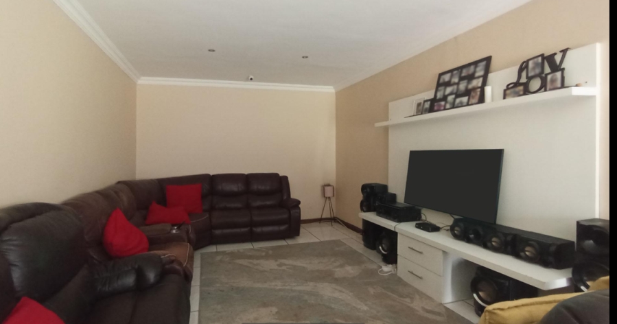 5 Bedroom Property for Sale in Rooihuiskraal Gauteng