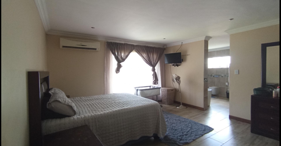 5 Bedroom Property for Sale in Rooihuiskraal Gauteng