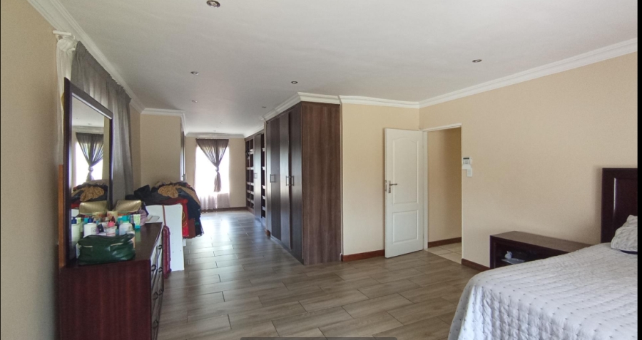 5 Bedroom Property for Sale in Rooihuiskraal Gauteng