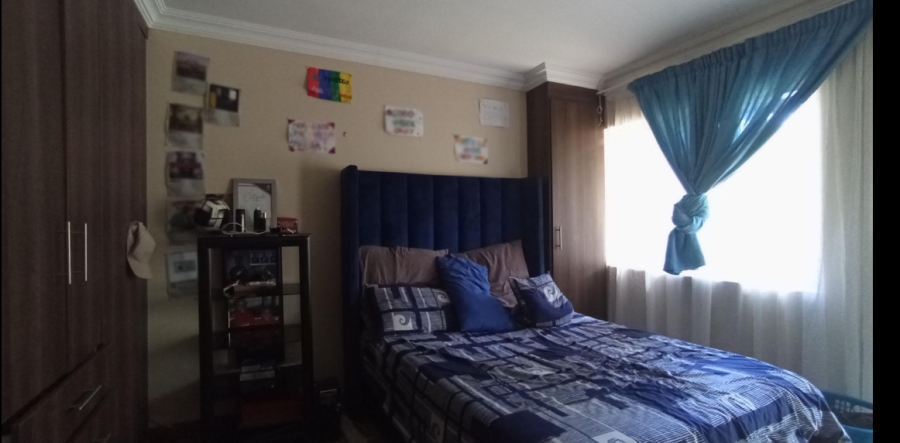 5 Bedroom Property for Sale in Rooihuiskraal Gauteng