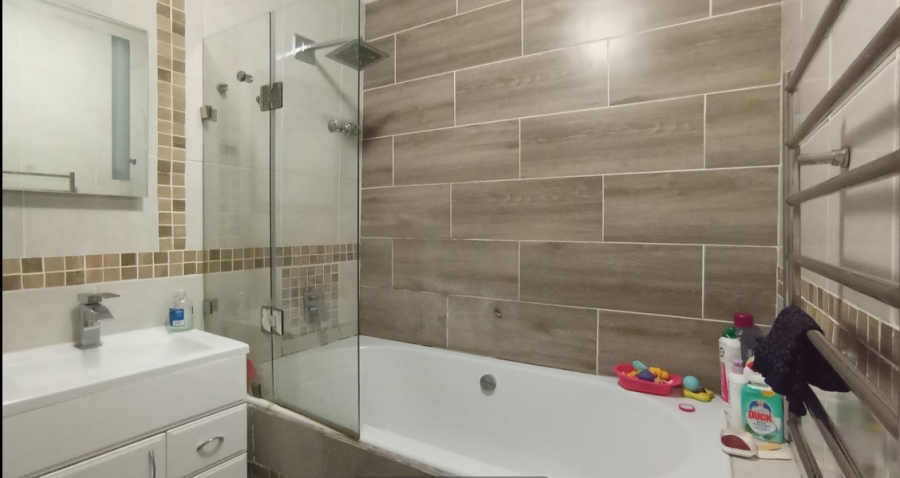 5 Bedroom Property for Sale in Rooihuiskraal Gauteng