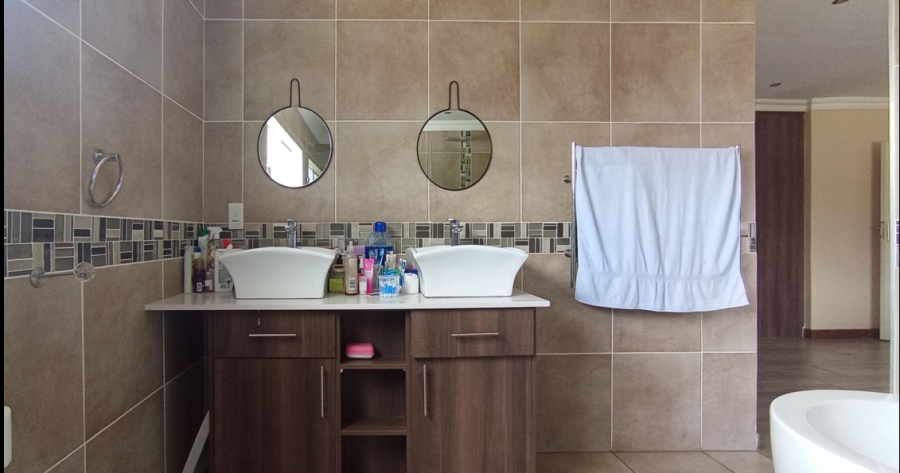 5 Bedroom Property for Sale in Rooihuiskraal Gauteng