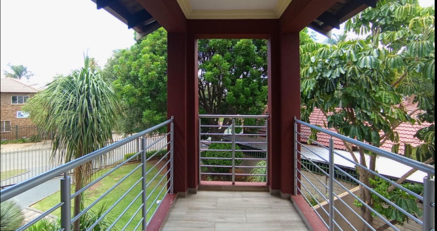 5 Bedroom Property for Sale in Rooihuiskraal Gauteng