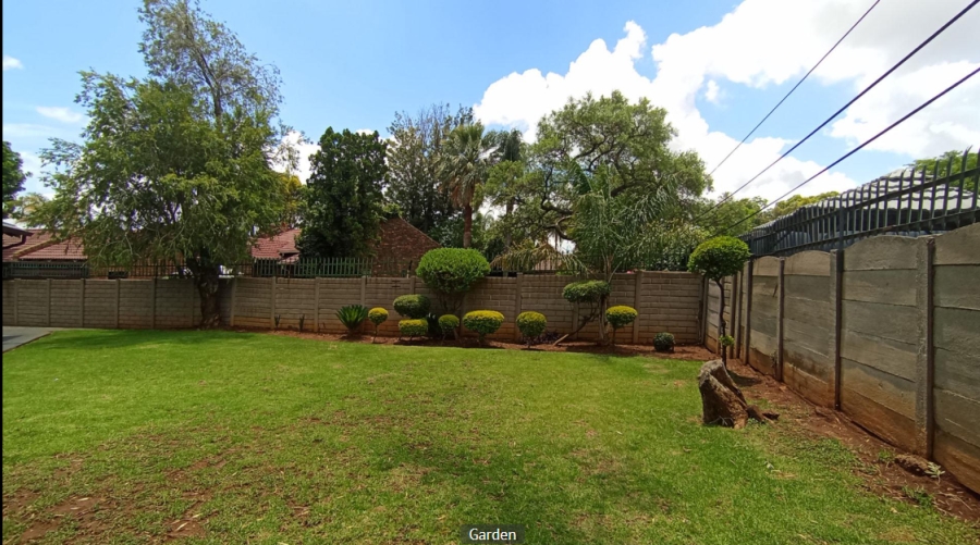 5 Bedroom Property for Sale in Rooihuiskraal Gauteng