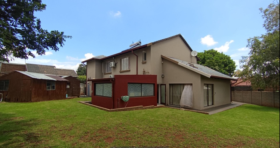 5 Bedroom Property for Sale in Rooihuiskraal Gauteng